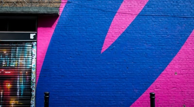蓝色和粉红色商业存储墙
